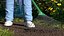 Dame et homme âgés truqués avec collection d'outils de jardinage