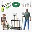 Dame et homme âgés truqués avec collection d'outils de jardinage